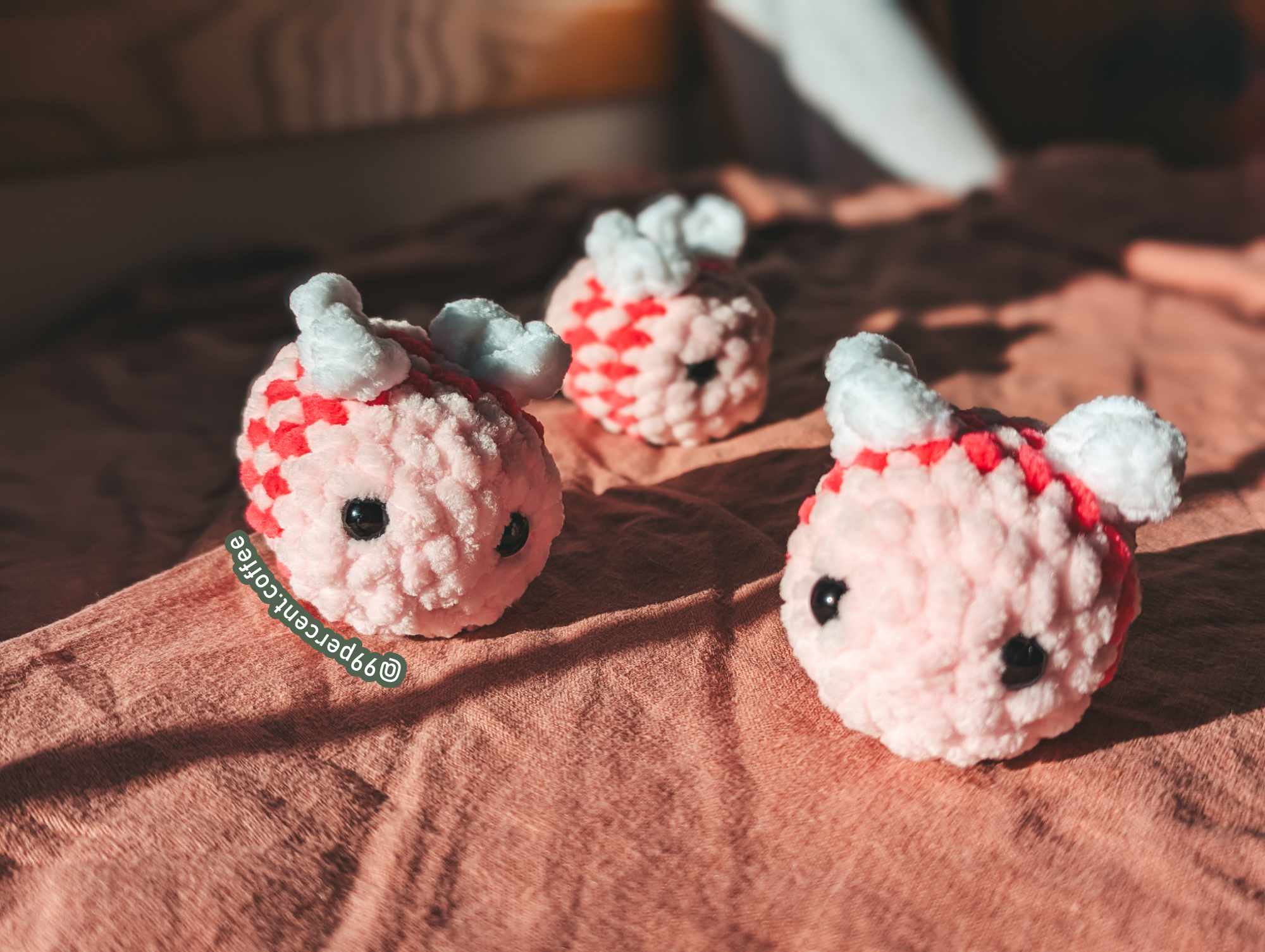 No-Sew Mini Valentine Bee Plushie // Free Crochet Pattern